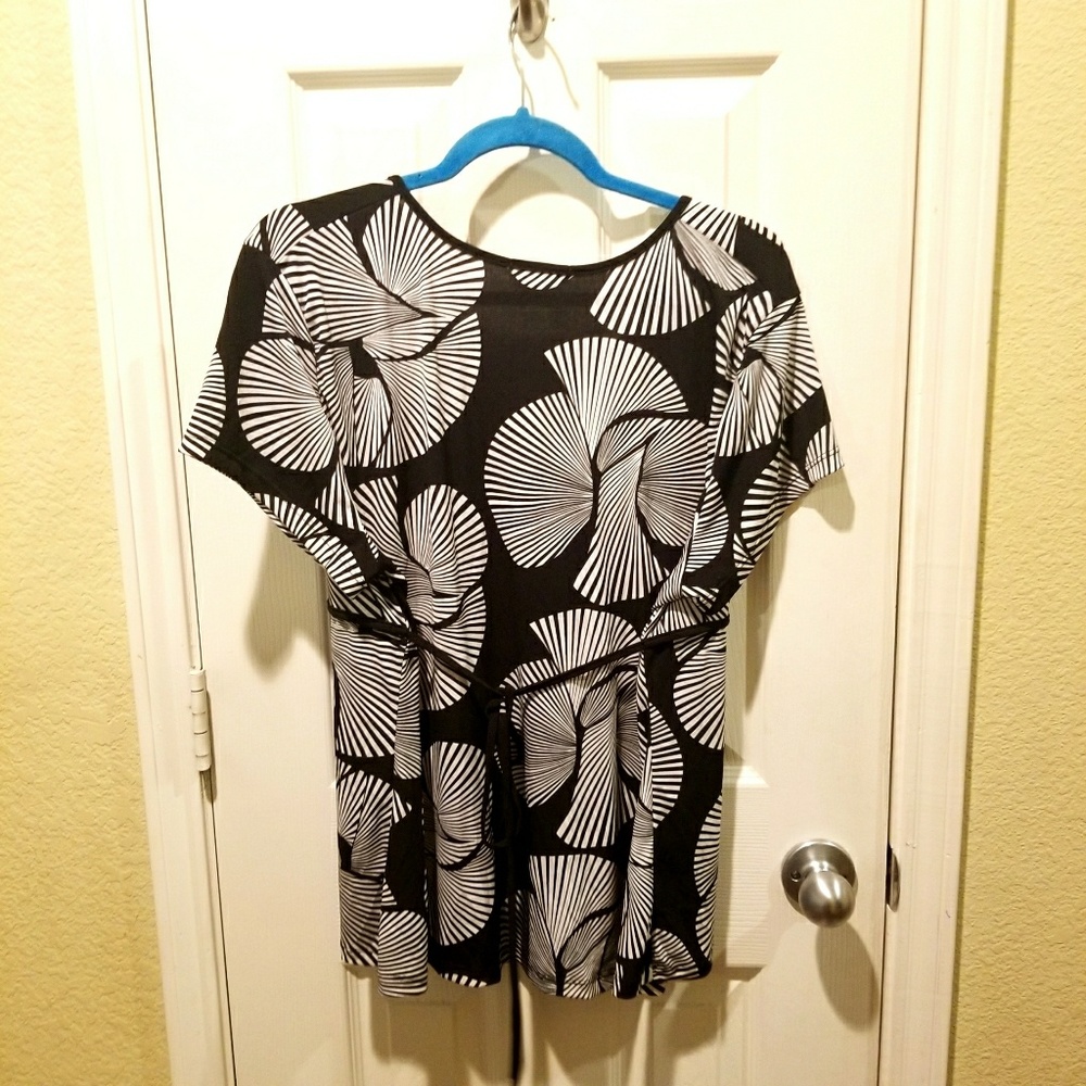 Beautiful Patterned Top - Picture 3 of 3